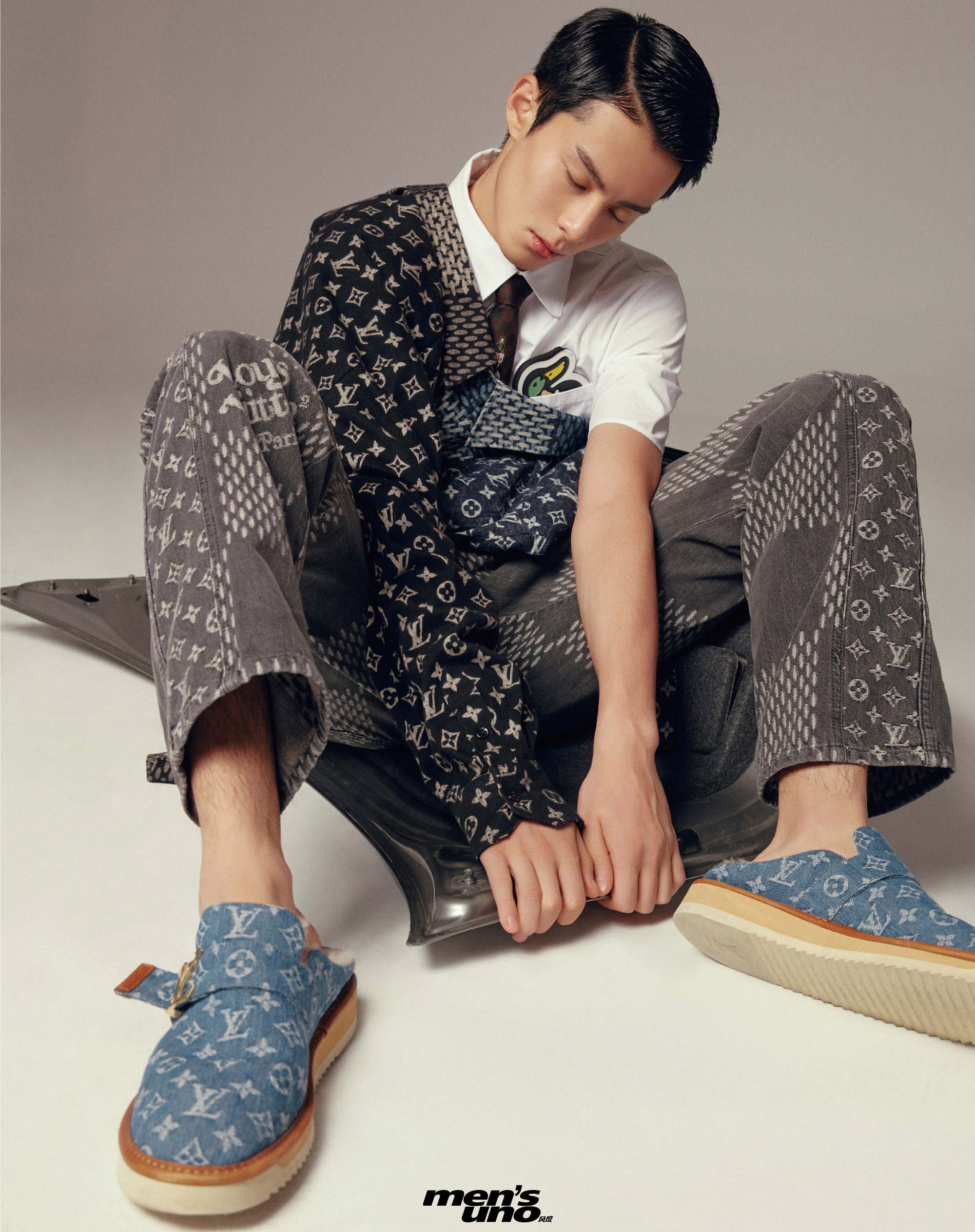 中国の若手俳優ワン・ホーディーが披露した『ルイ・ヴィトン』×『NIGO®』コーデを取り入れよう | 有名人のファッション、着こなし、ブランドを